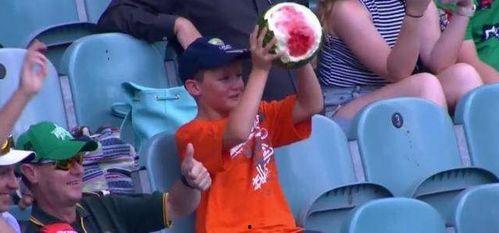 吃瓜男孩拿刀,一场突如其来的校园风波