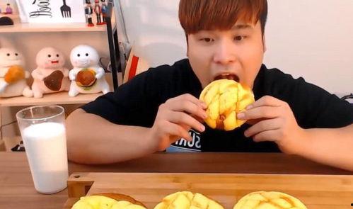 看小哥吃哈密瓜,甜蜜滋味尽享其中