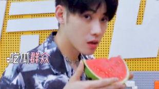 直播帅哥吃瓜,帅哥现场吃瓜，网友热议不断