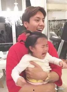 女人抱小孩吃瓜